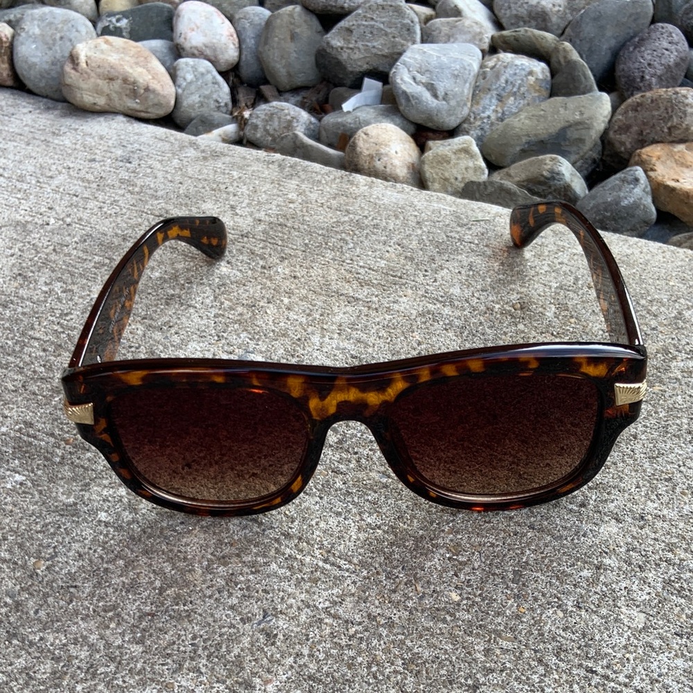 Gucci Tortoise Shell Sunglasses with Gold Accents - Picture 3 of 4